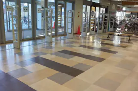 【イオン札幌西岡ショッピングセンター】羊ヶ丘通側出入口前