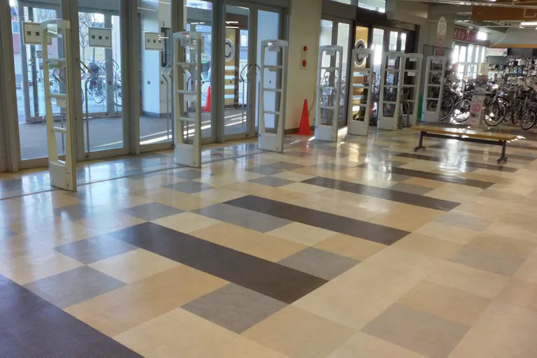 【イオン札幌西岡ショッピングセンター】羊ヶ丘通側出入口前の画像1