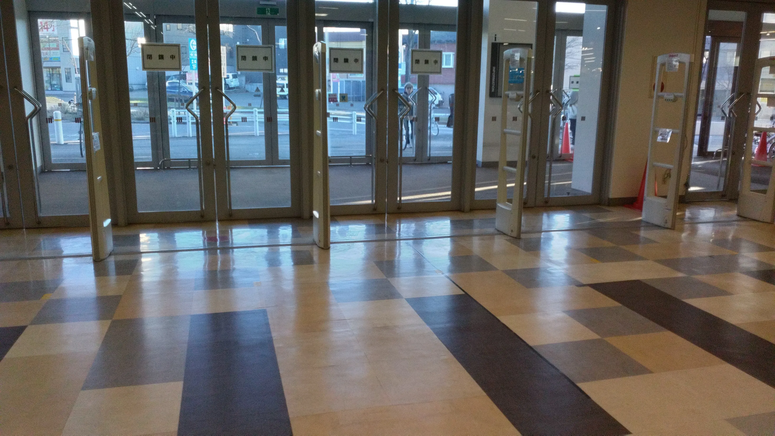 【イオン札幌西岡ショッピングセンター】羊ヶ丘通側出入口前