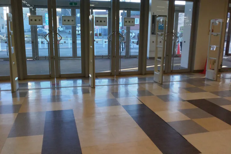 【イオン札幌西岡ショッピングセンター】羊ヶ丘通側出入口前の画像3