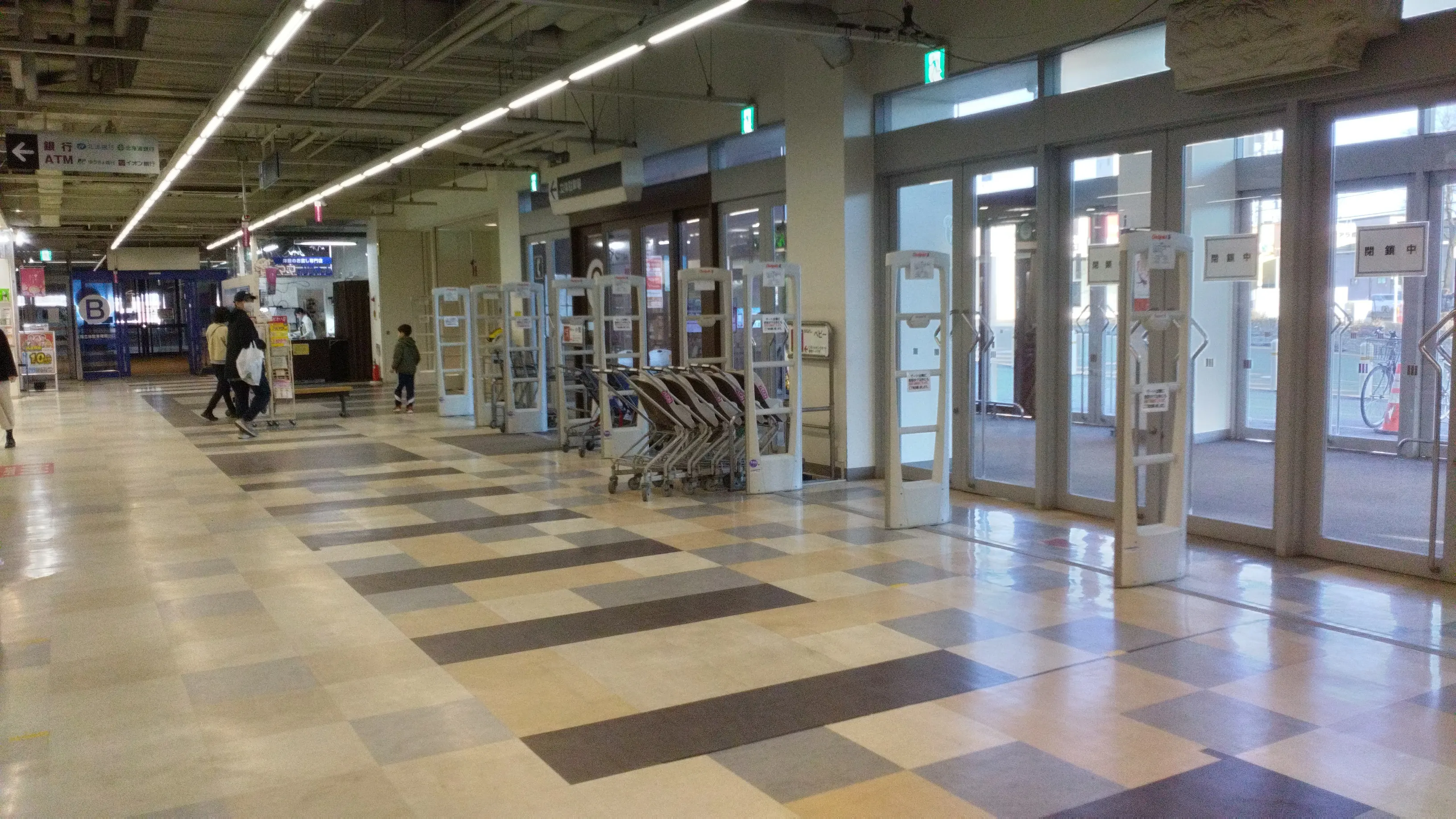 【イオン札幌西岡ショッピングセンター】羊ヶ丘通側出入口前