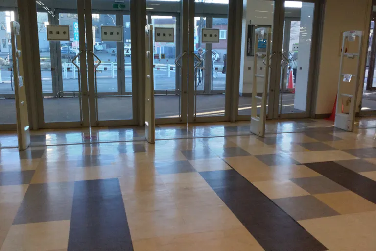 【イオン札幌西岡ショッピングセンター】羊ヶ丘通側出入口前の画像3