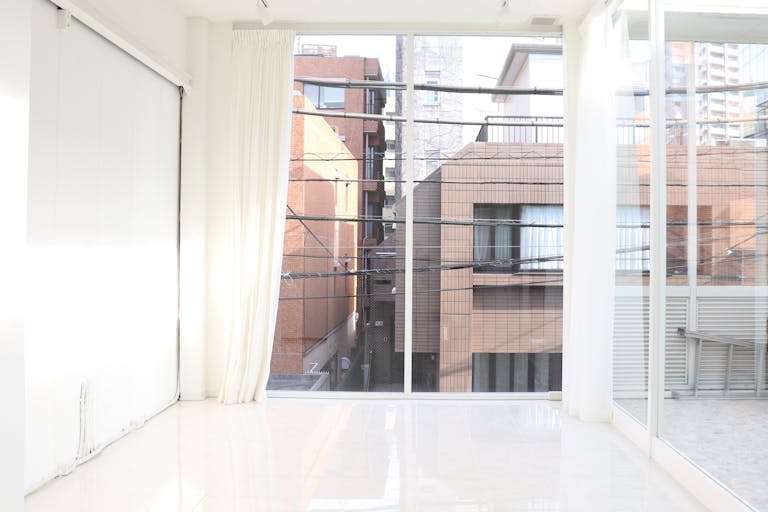 室内は白で統一。2面採光(全面ガラス張り)