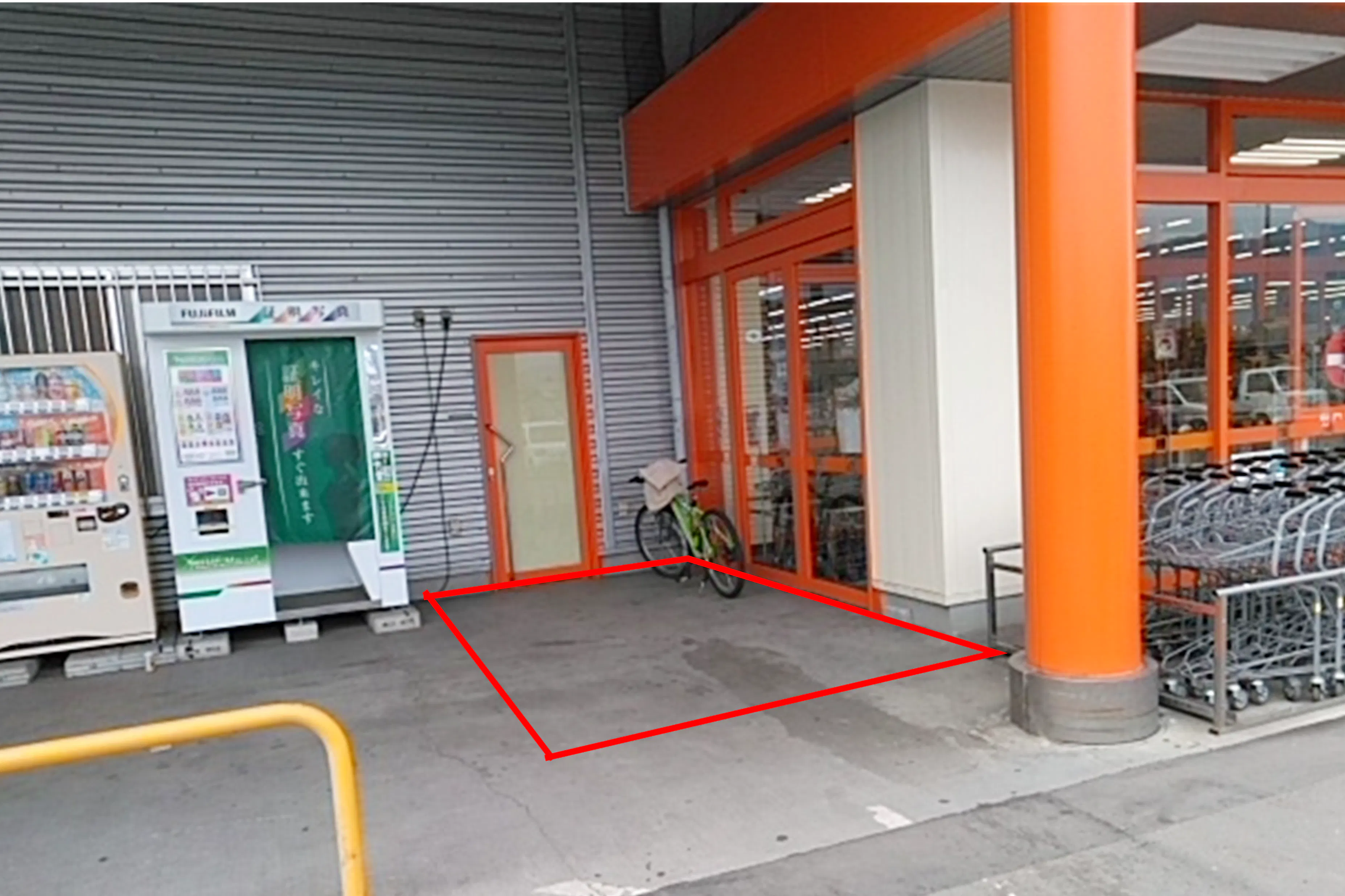 【イオンタウンしおだ野】各種物販イベントやプロモーションイベントに最適な通行量の多い商業施設入口軒下のイベントスペース