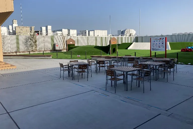 【ららぽーと門真・三井アウトレットパーク 大阪門真】屋上 空の広場 芝生公園前(4-2)の画像1