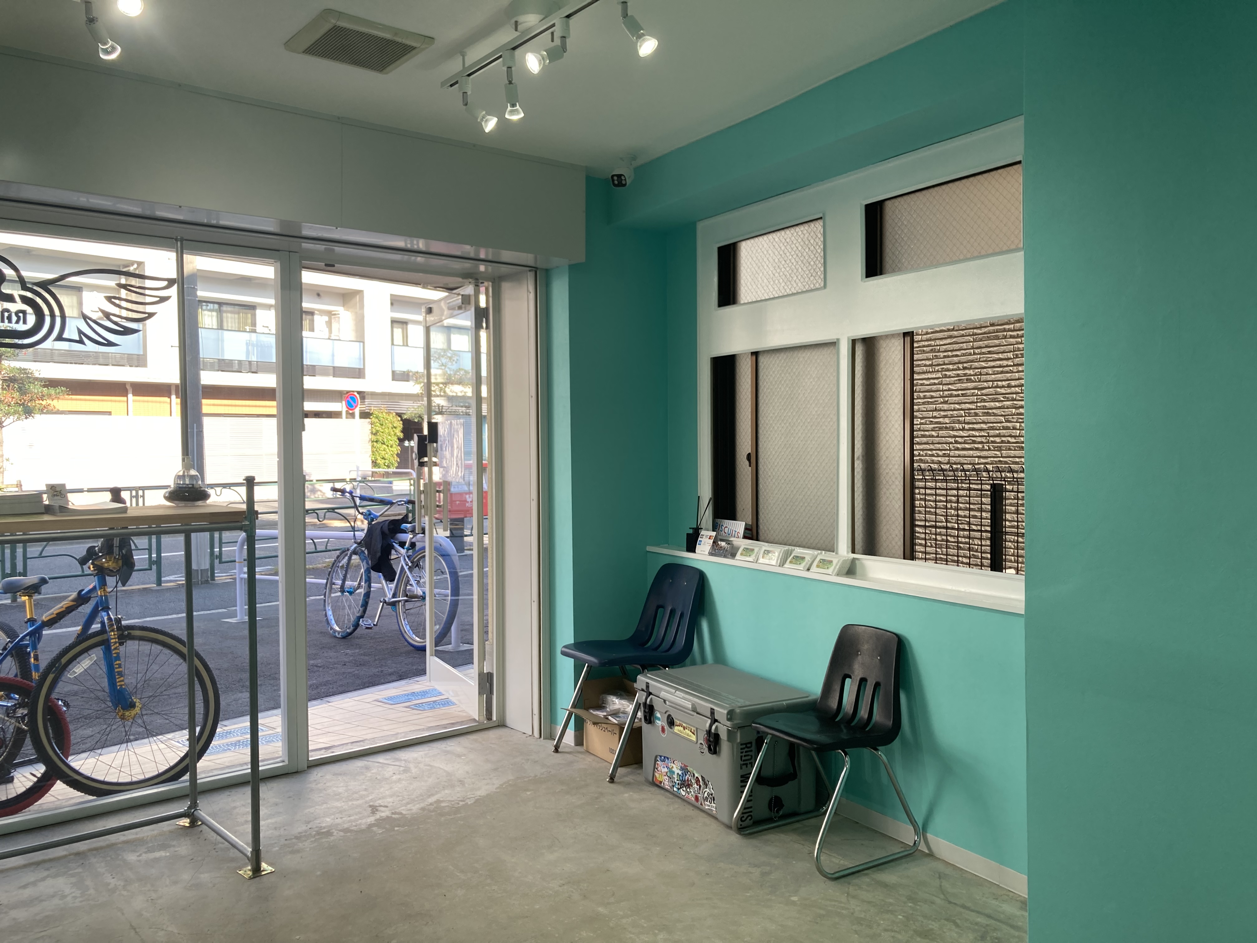 椅子が2脚とクーラーボックス用意