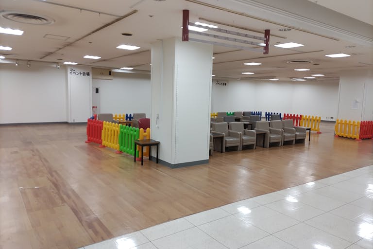 【イオン南陽店】各種プロモーションや物販、食物販のポップアップストアに最適な2階エスカレーター前のイベントスペースの画像1