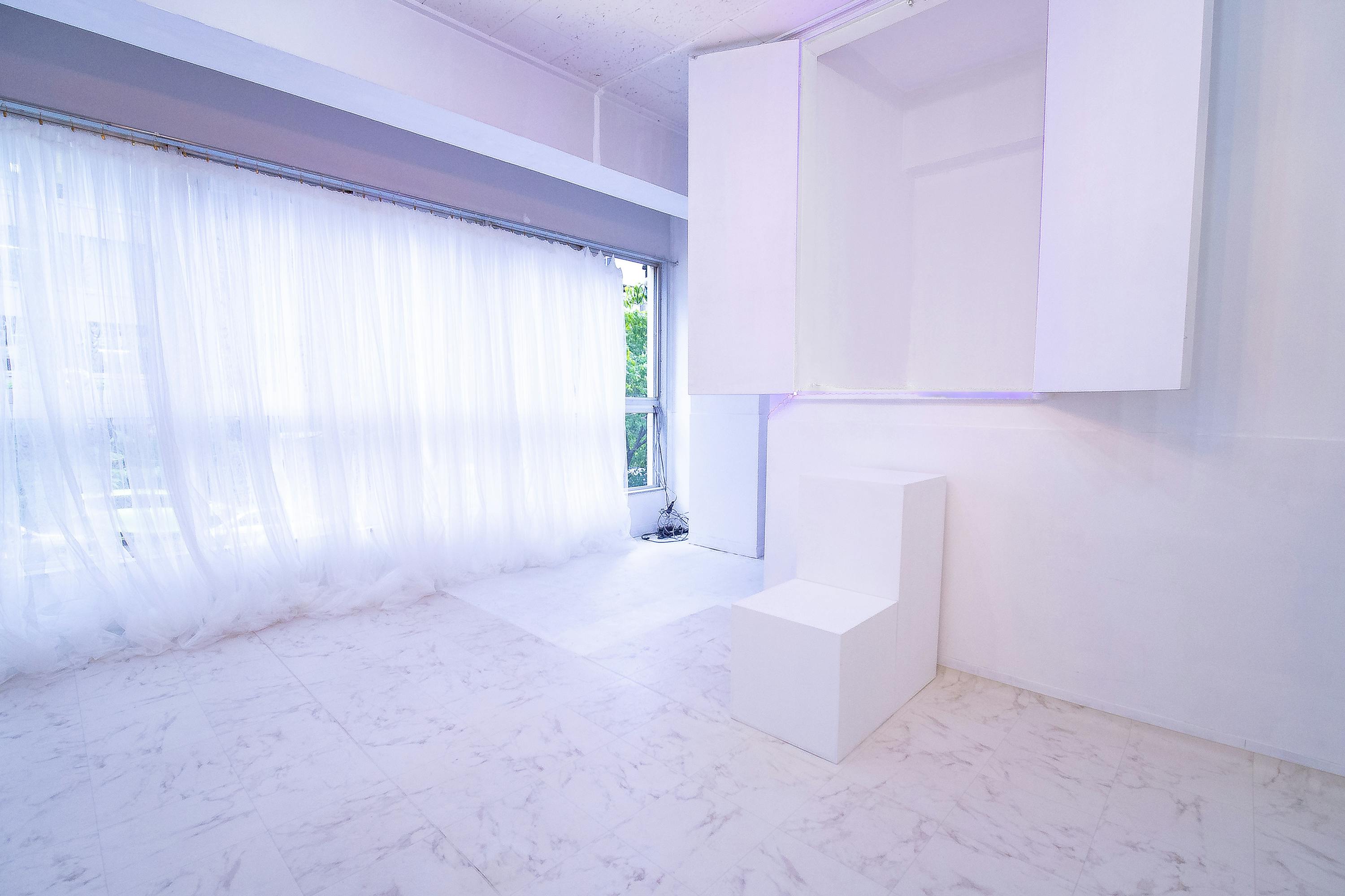 【飯田橋駅1分】ポートレートや宣材写真等の人物撮影や新商品の物撮り、撮影会等の撮影用途に最適な白ホリと黒ホリで撮影できるスタジオスペース