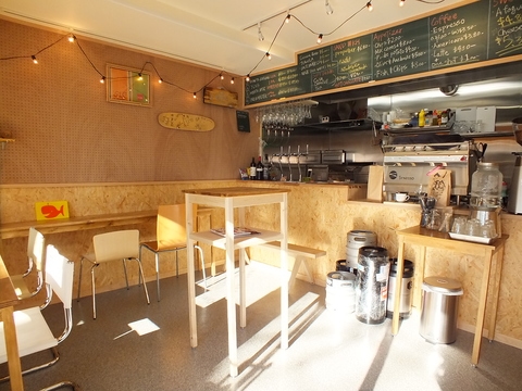 テーブルや椅子、展示台など設備が充実しております。