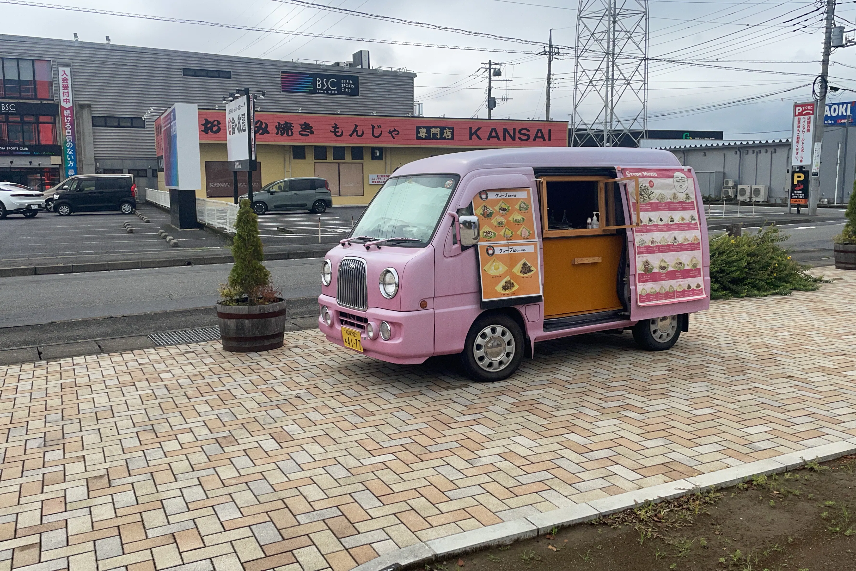 【くすりの福太郎北葛西店】キッチンカーや各種物販、PRイベントに最適なドラッグストア敷地内にあるスペース(中央駐車場)