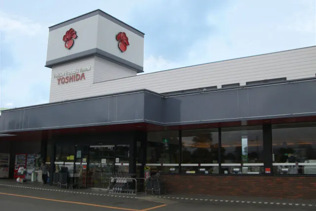 【スーパーよしだ鹿島店】販促プロモーション等のイベントに適した店内入り口の風除室スペース