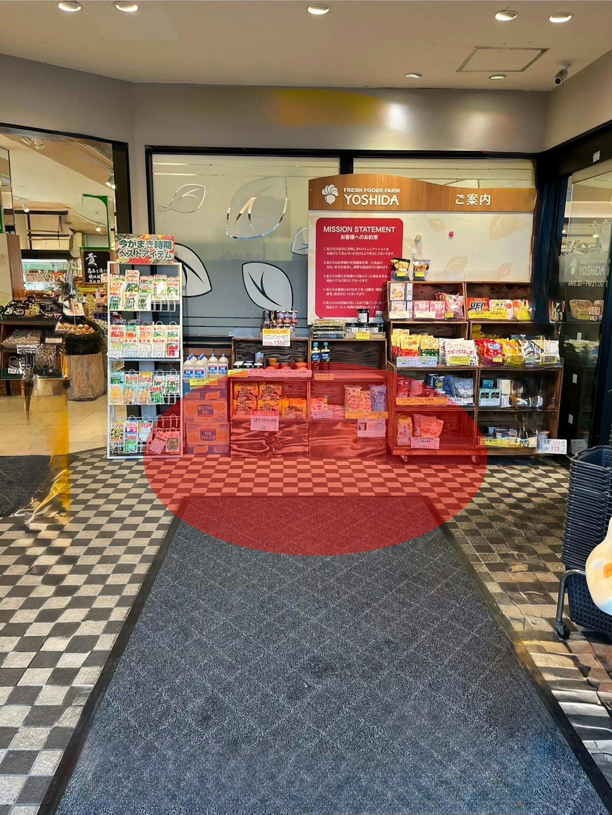 【スーパーよしだ鹿島店】販促プロモーション等のイベントに適した店内入り口の風除室スペース