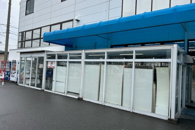 【フィッシングマックス泉大津店】キッチンカーやプロモーションに最適な店舗入口近くの駐車場スペースの画像2