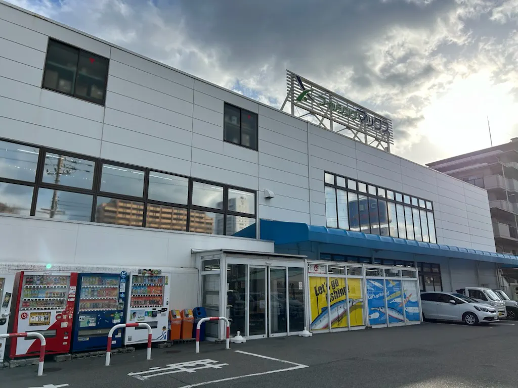 【フィッシングマックス泉大津店】キッチンカーやプロモーションに最適な店舗入口近くの駐車場スペース