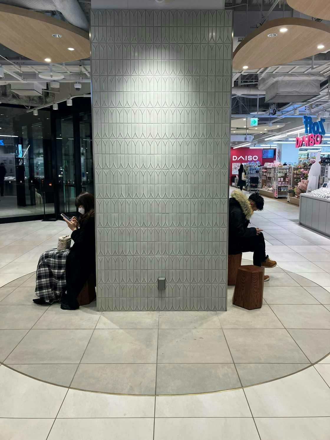 【COCONO SUSUKINO】「2階」物販のポップアップに最適な、エスカレーター付近の通行量が多いイベントスペースの画像