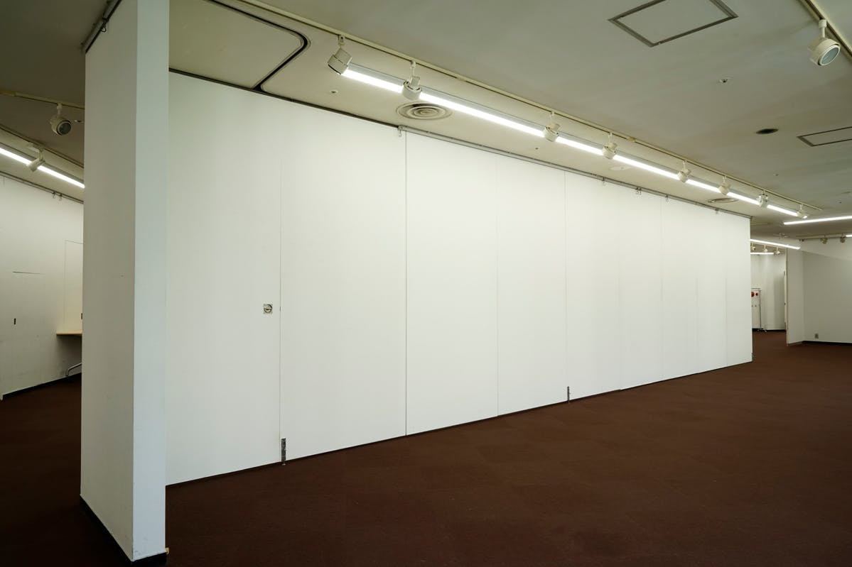 スライディングドアーで展示用の壁や動線などレイアウトをアレンジできます