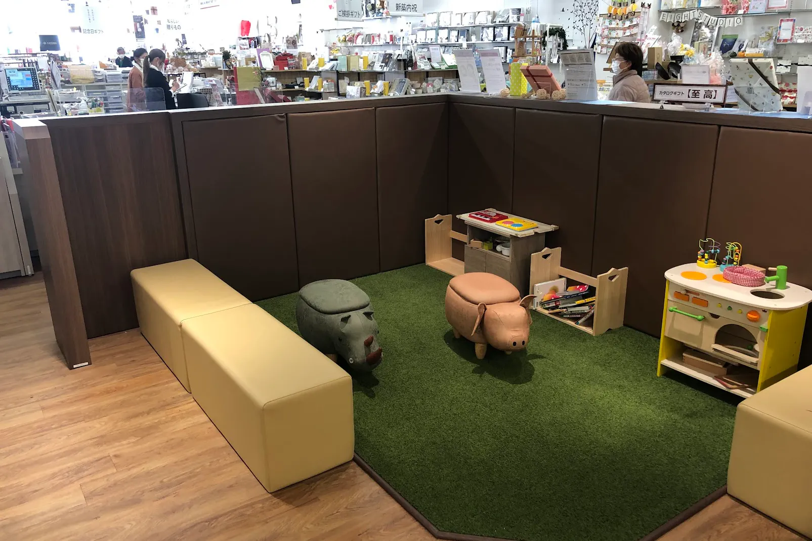 【ギフトプラザ日立店】会員獲得PR等の販売促進イベントやアパレル関連の展示会、ポップアップストアの会場に適したギフトショップ内入口付近のイベントスペースA(in shop)