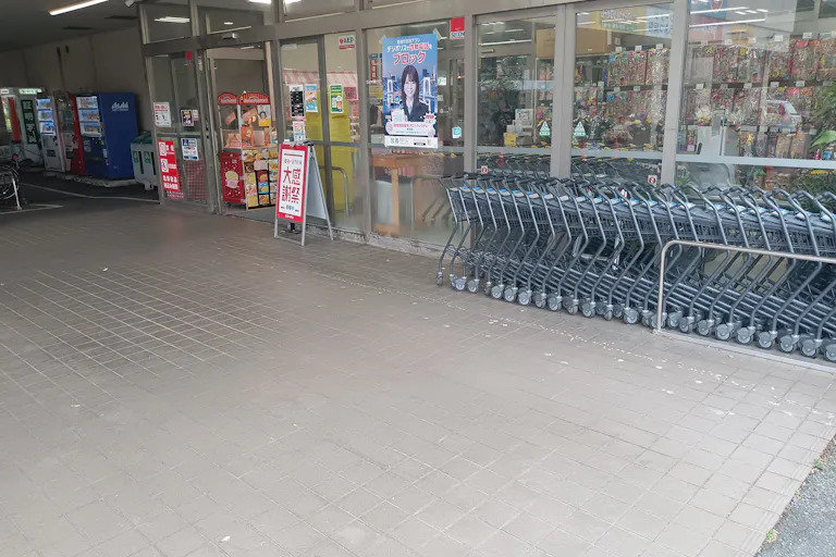 【スーパーバリュー ロピア練馬大泉店】軒下 各種プロモーション、会員獲得イベントに最適なスーパーマーケットの屋外催事イベントスペースの画像1