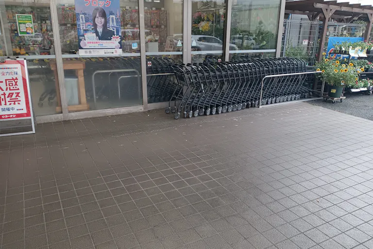 【スーパーバリュー ロピア練馬大泉店】軒下 各種プロモーション、会員獲得イベントに最適なスーパーマーケットの屋外催事イベントスペースの画像2