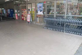 【スーパーバリュー ロピア練馬大泉店】軒下 各種プロモーション、会員獲得イベントに最適なスーパーマーケットの屋外催事イベントスペース