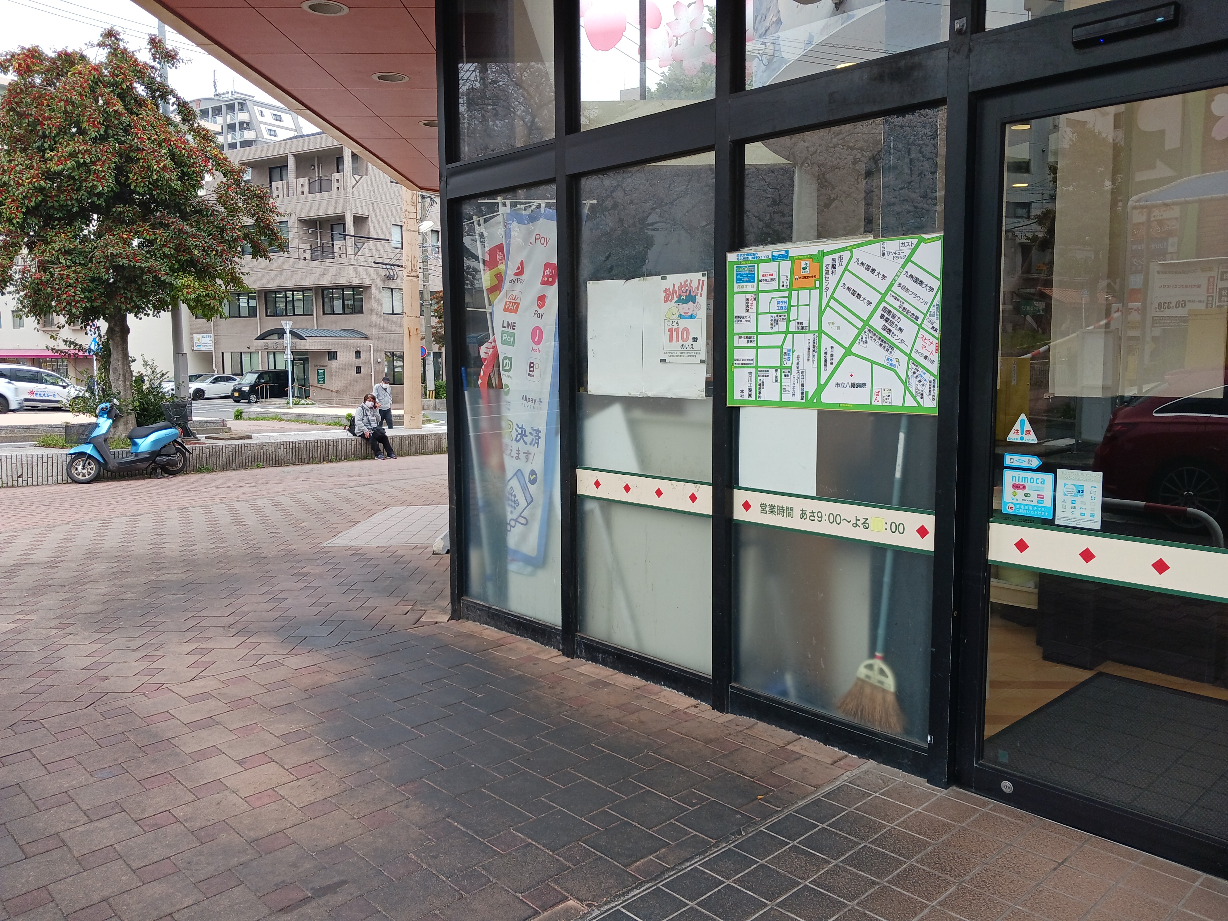 【スピナマートさくら通り店】店舗入口 販促プロモーションや物販に最適なスーパー屋外催事イベントスペース