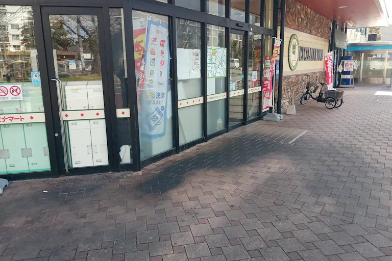 【スピナマートさくら通り店】店舗入口 販促プロモーションや物販に最適なスーパー屋外催事イベントスペースの画像2