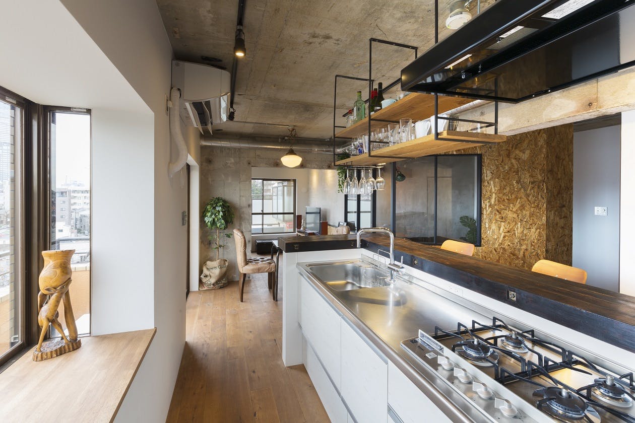 独立キッチンには4口コンロが設置