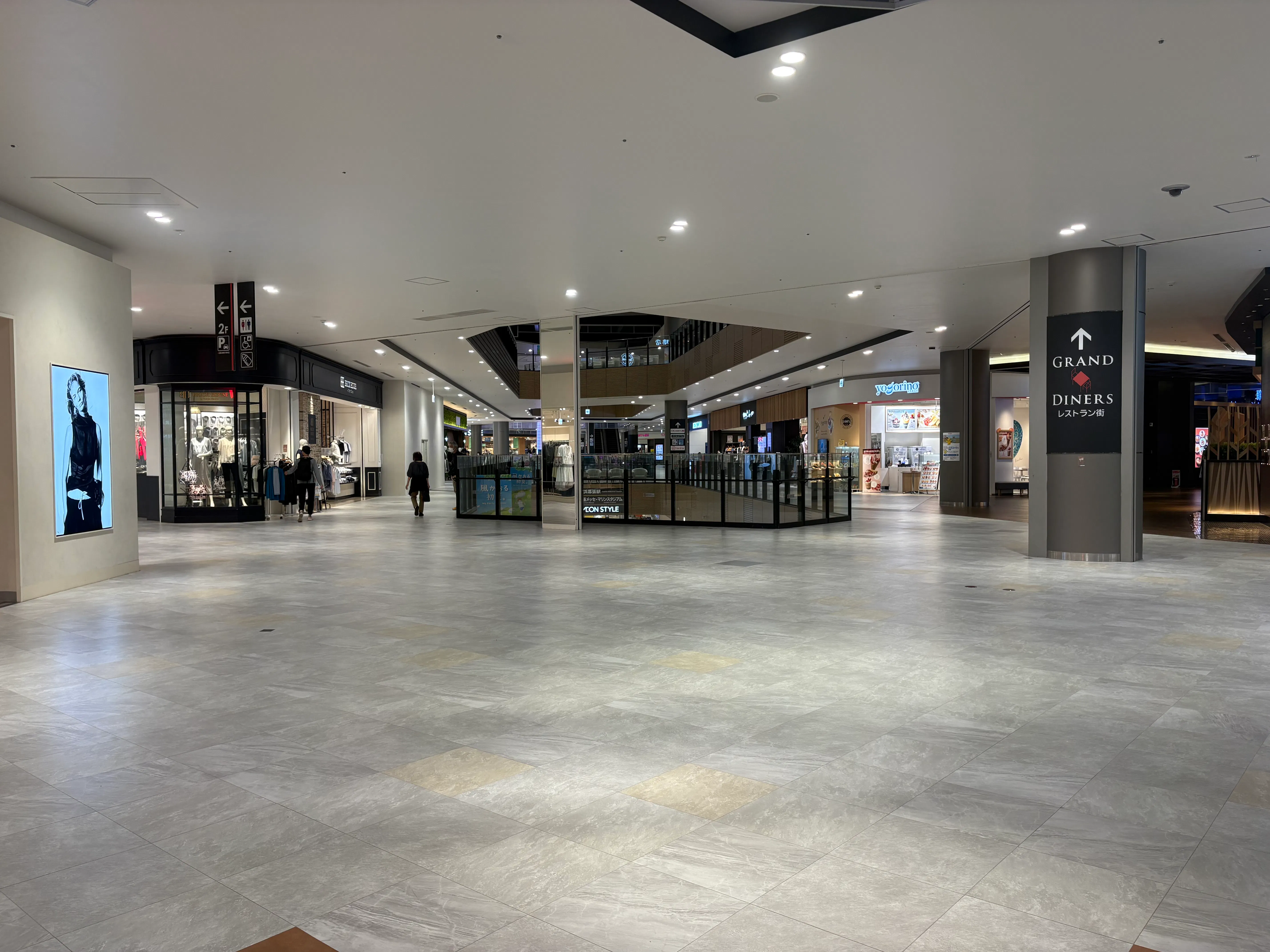 【イオンモール幕張新都心】グランドダイナーズ入口前（エクセルシオールカフェ前）の画像