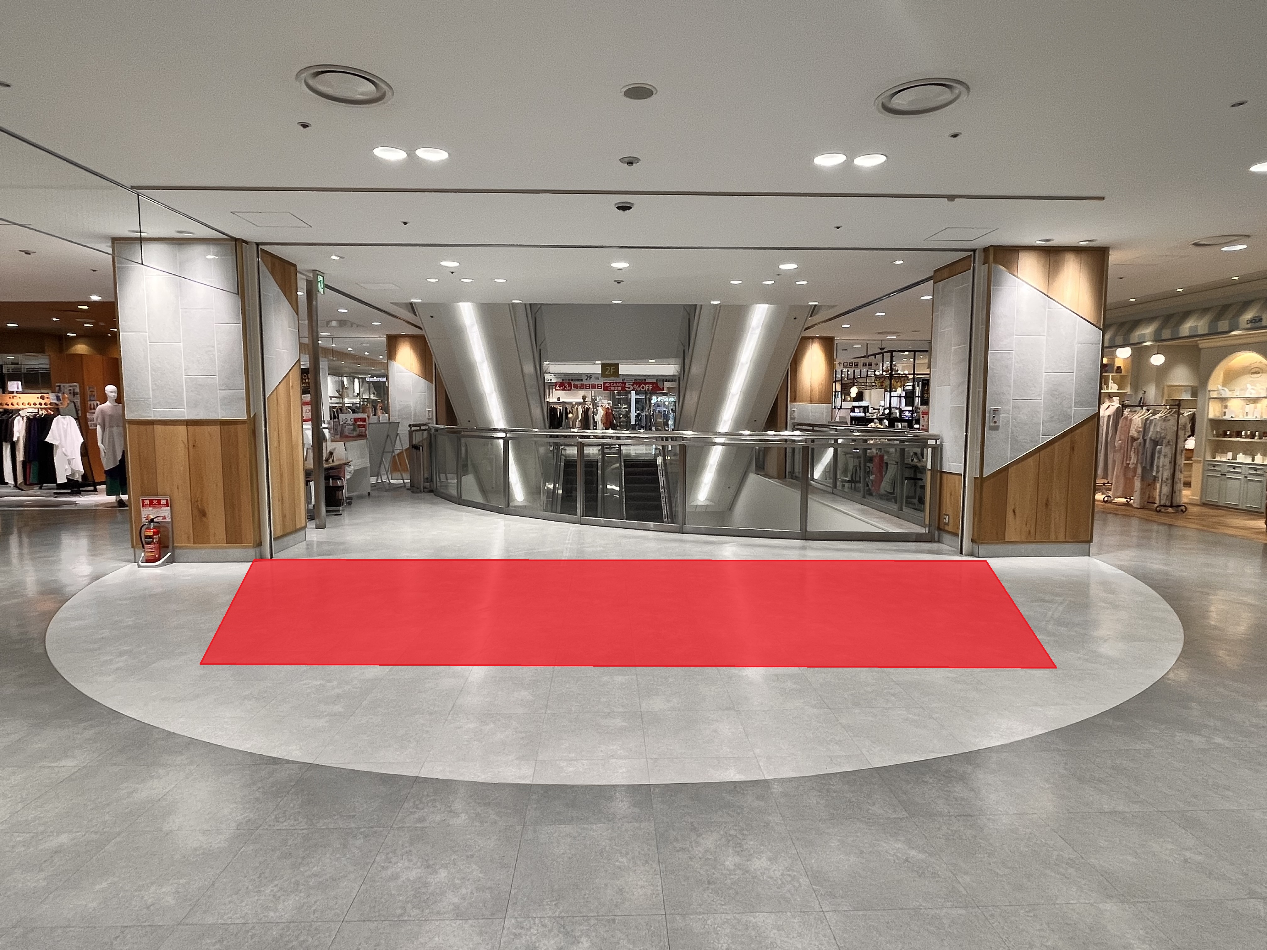 【アミュプラザ鹿児島】視認性抜群！ファッション関係の雑貨やコスメ、アパレル商品の物販催事に適した中規模イベントスペース（2F中央駅側エスカレーター近く）