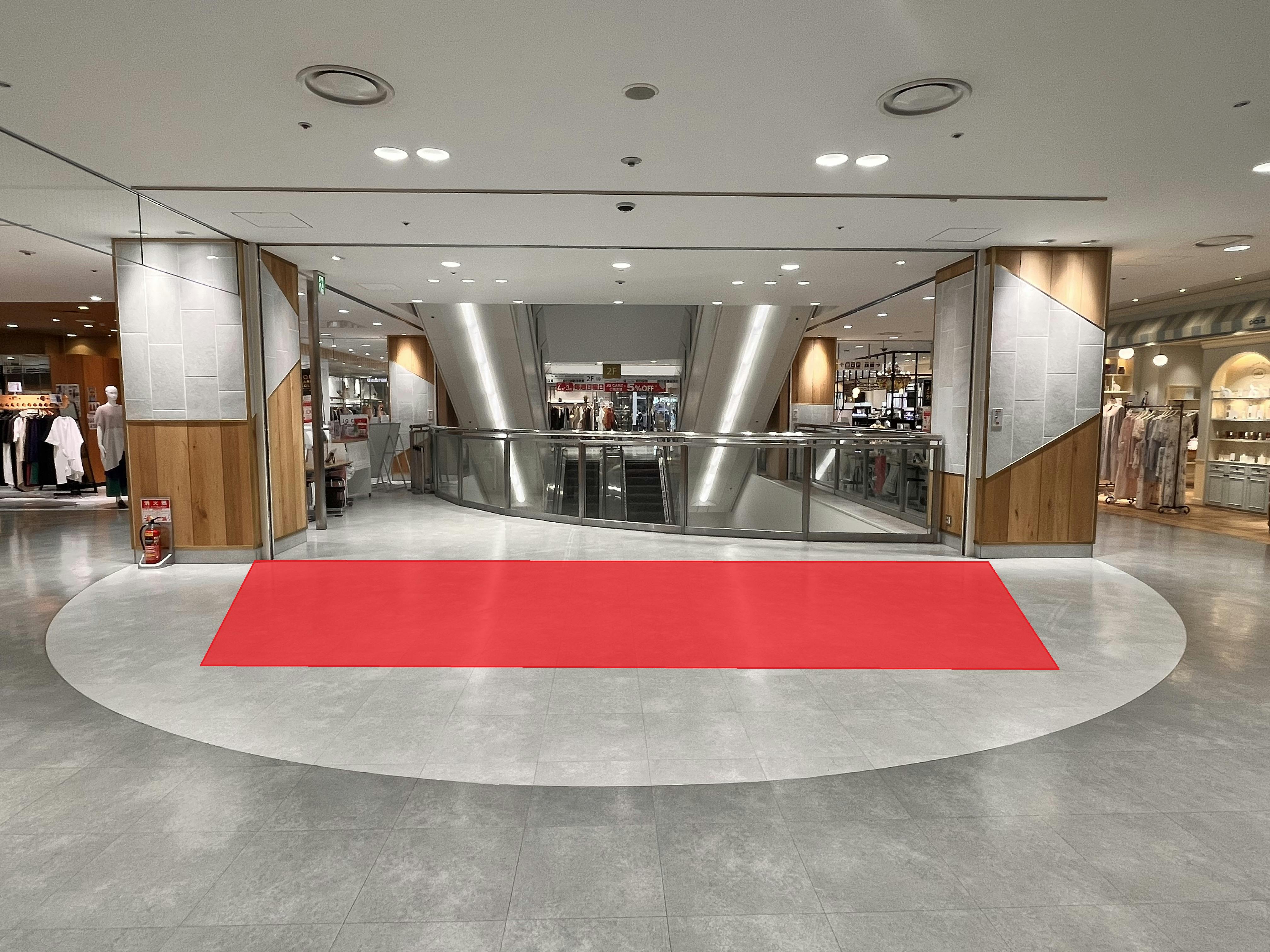 【アミュプラザ鹿児島】視認性抜群！ファッション関係の雑貨やコスメ、アパレル商品の物販催事に適した中規模イベントスペース（2F中央駅側エスカレーター近く）の画像