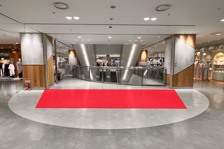 【アミュプラザ鹿児島】視認性抜群!ファッション関係の雑貨やコスメ、アパレル商品の物販催事に適した中規模イベントスペース(2F中央駅側エスカレーター近く)の画像1