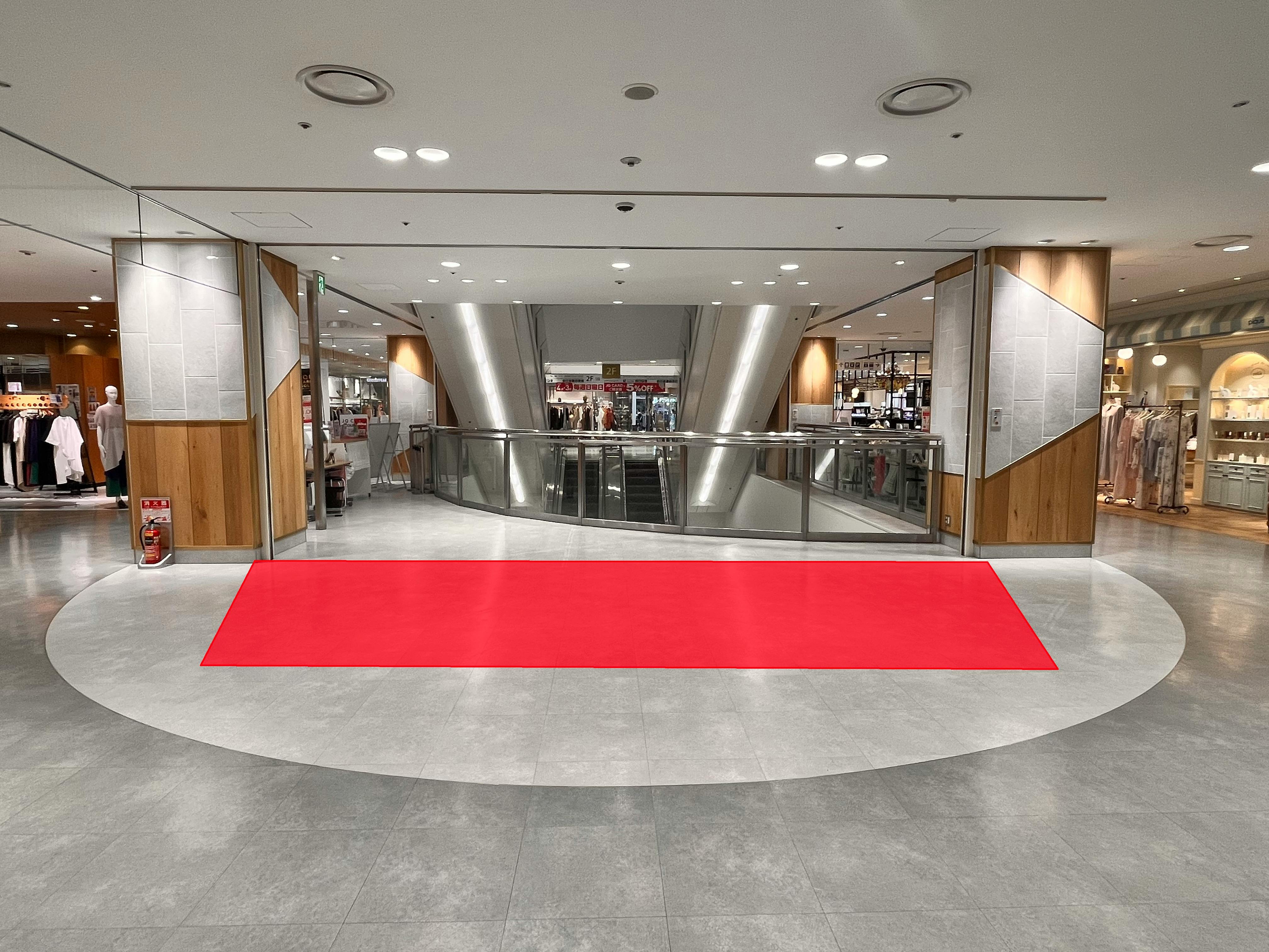 【アミュプラザ鹿児島】視認性抜群！ファッション関係の雑貨やコスメ、アパレル商品の物販催事に適した中規模イベントスペース（2F中央駅側エスカレーター近く）の画像