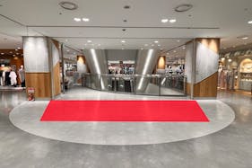 【アミュプラザ鹿児島】視認性抜群!ファッション関係の雑貨やコスメ、アパレル商品の物販催事に適した中規模イベントスペース(2F中央駅側エスカレーター近く)