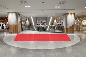 【アミュプラザ鹿児島】視認性抜群!ファッション関係の雑貨やコスメ、アパレル商品の物販催事に適した中規模イベントスペース(2F中央駅側エスカレーター近く)