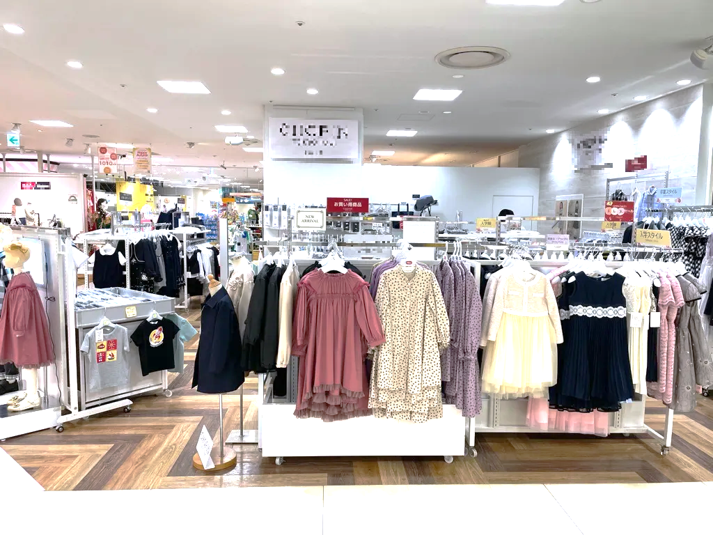 【北千住マルイ】5階 カレンダリウムD06 【物販】下りエスカレーター近く幅広い客層が訪れるフロア、バラエティ雑貨に最適