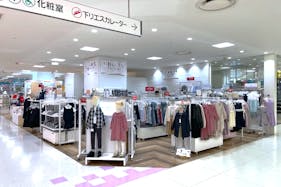 【北千住マルイ】5階 カレンダリウムD06 【物販】下りエスカレーター近く幅広い客層が訪れるフロア、バラエティ雑貨に最適