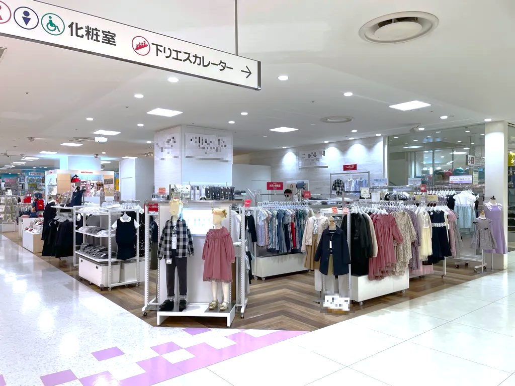 【北千住マルイ】5階 カレンダリウムD06 【物販】下りエスカレーター近く幅広い客層が訪れるフロア、バラエティ雑貨に最適