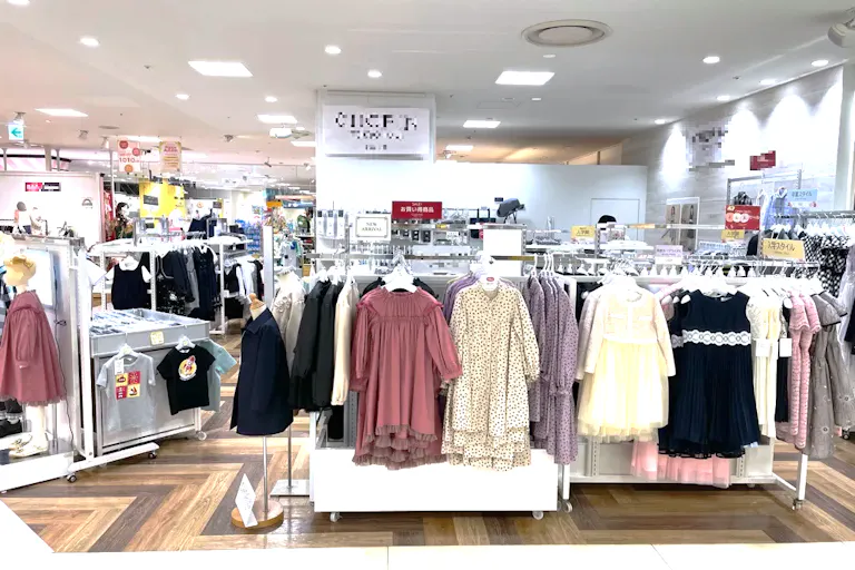 【北千住マルイ】5階 カレンダリウムD06 【物販】下りエスカレーター近く幅広い客層が訪れるフロア、バラエティ雑貨に最適の画像2