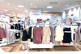 【北千住マルイ】5階 カレンダリウムD06 【物販】下りエスカレーター近く幅広い客層が訪れるフロア、バラエティ雑貨に最適