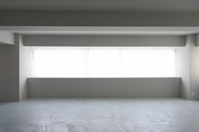 【祐天寺駅5分/1F】アパレル展示会に最適な明るいトーンのスムースモルタルの床と淡いグレーの壁のモダンな中に温かみのある撮影スタジオ