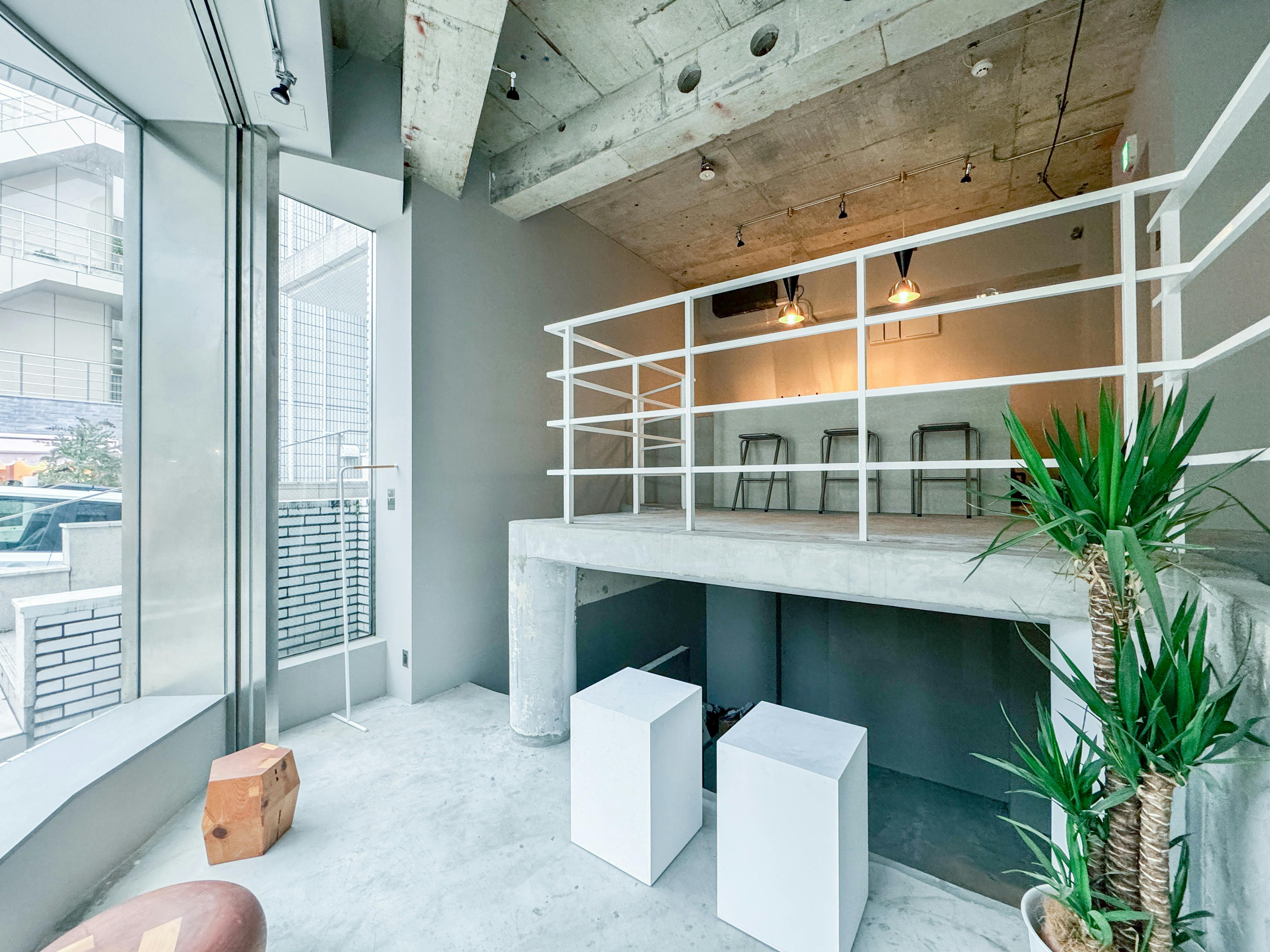 【表参道駅2分/期間限定価格】キッチン・ビアバー併設/路面ガラス張り/ポップアップ、コスメ、パーティー、展示会に最適の画像