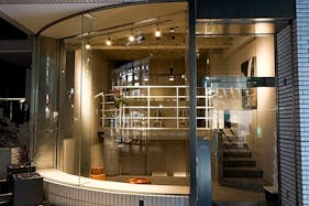 【表参道駅2分/期間限定価格】キッチン・ビアバー併設/路面ガラス張り/ポップアップ、コスメ、パーティー、展示会に最適