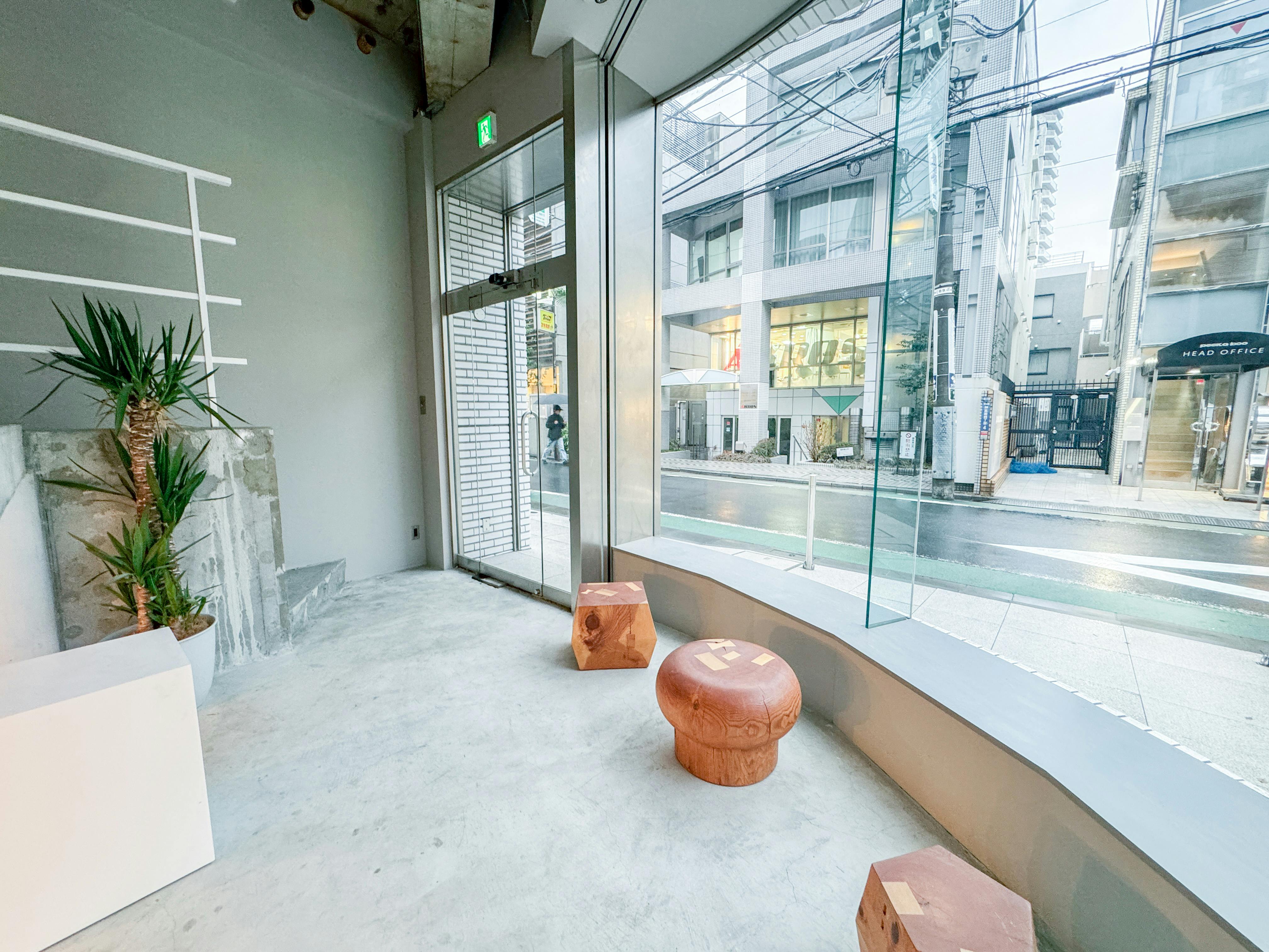 【表参道駅2分/期間限定価格】キッチン・ビアバー併設/路面ガラス張り/ポップアップ、コスメ、パーティー、展示会に最適