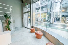 【表参道駅2分/期間限定価格】キッチン・ビアバー併設/路面ガラス張り/ポップアップ、コスメ、パーティー、展示会に最適