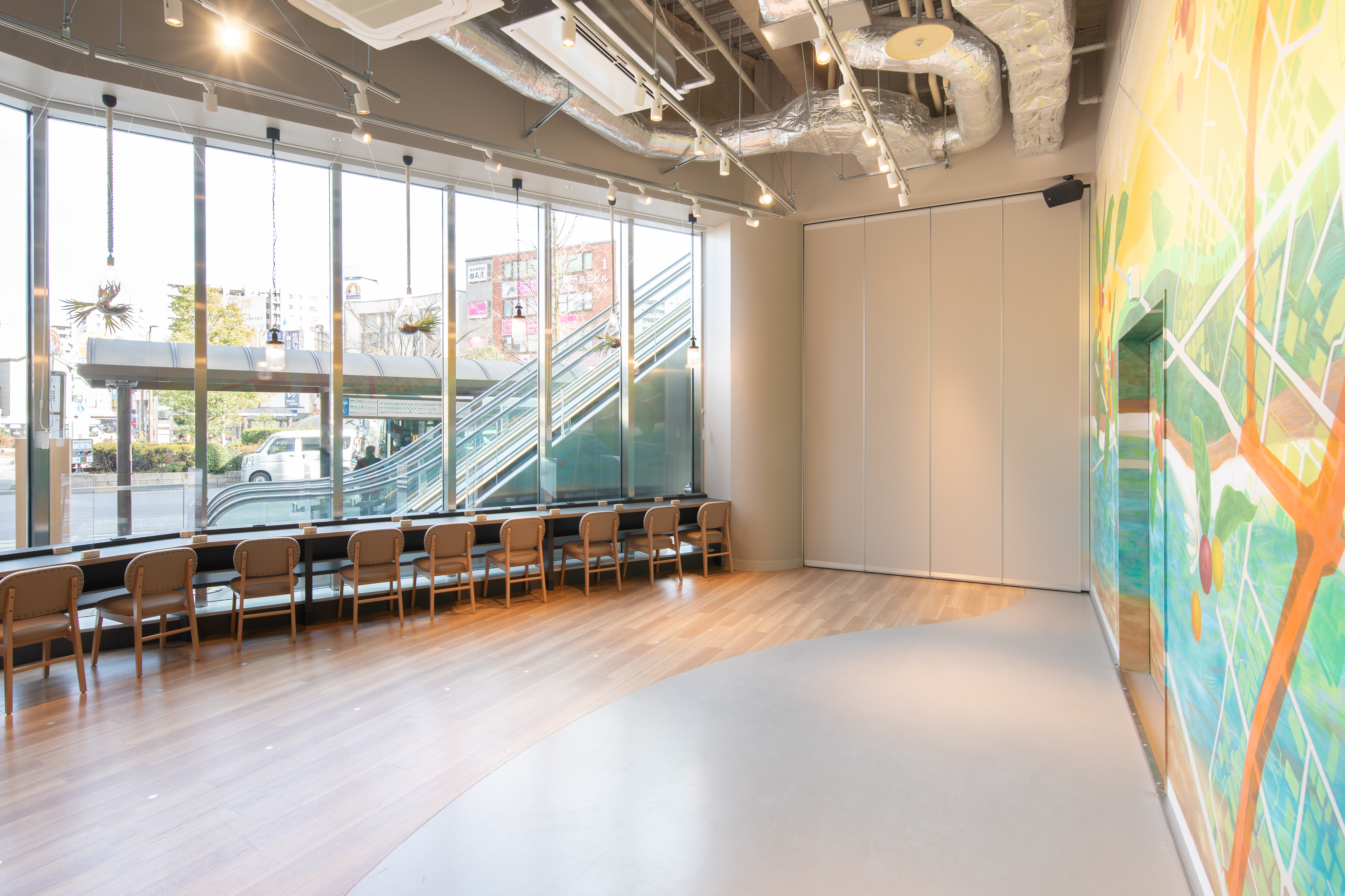 【小岩駅1分】スペース6（ペデストリアンデッキ用のエスカレーターからの視認性も抜群（ロールカーテンを下ろすことも可能））