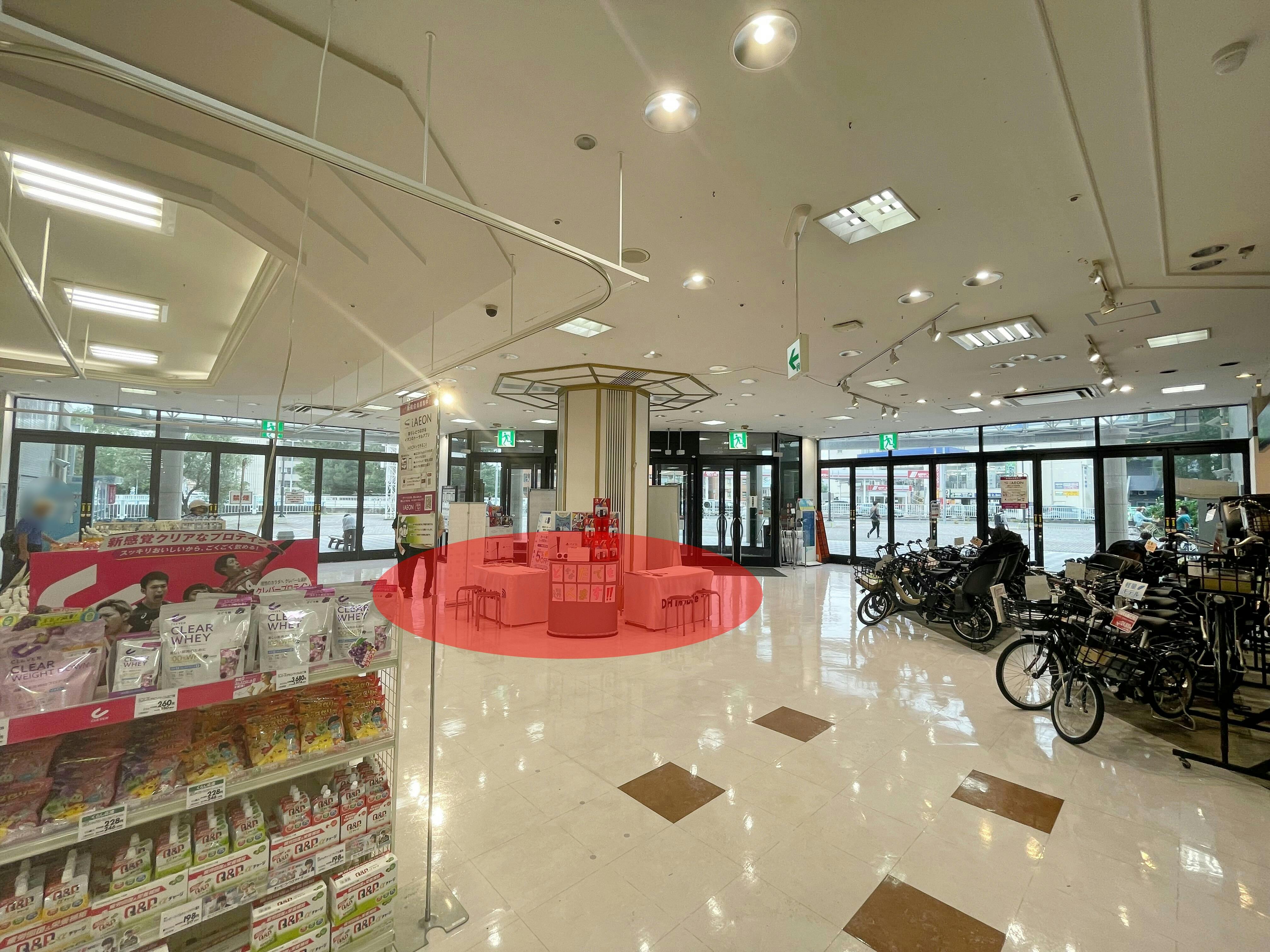 【イオン金沢八景ショッピングセンター】各種プロモーションイベントでの出店に最適なショッピングセンター1階出入口前にあるイベントスペース