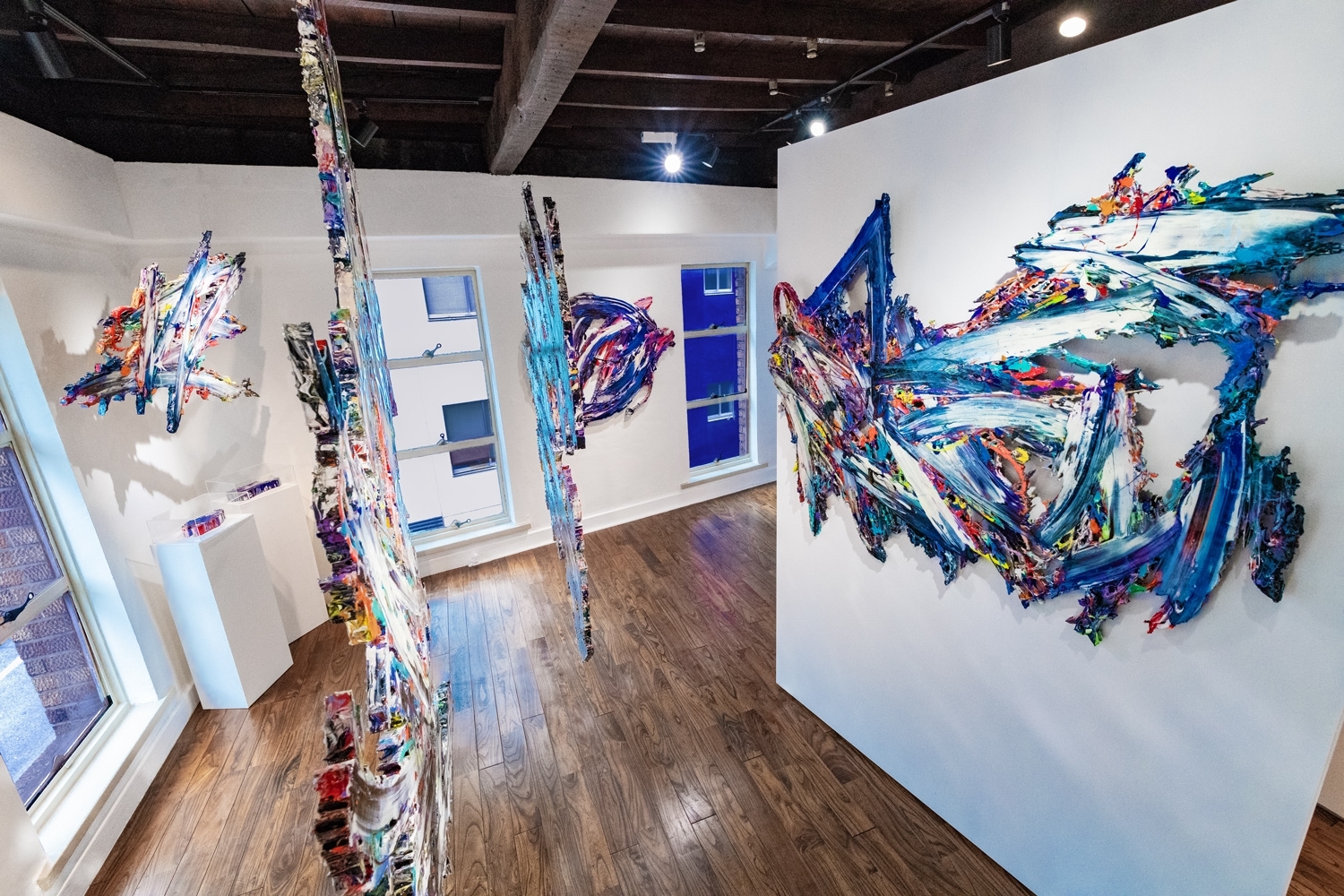 隣接するギャラリーY。こちらは、このように現代アート作品が残りますが、鑑賞のための回遊が可能です。ここでしか鑑賞できない現代アートをお愉しみください。