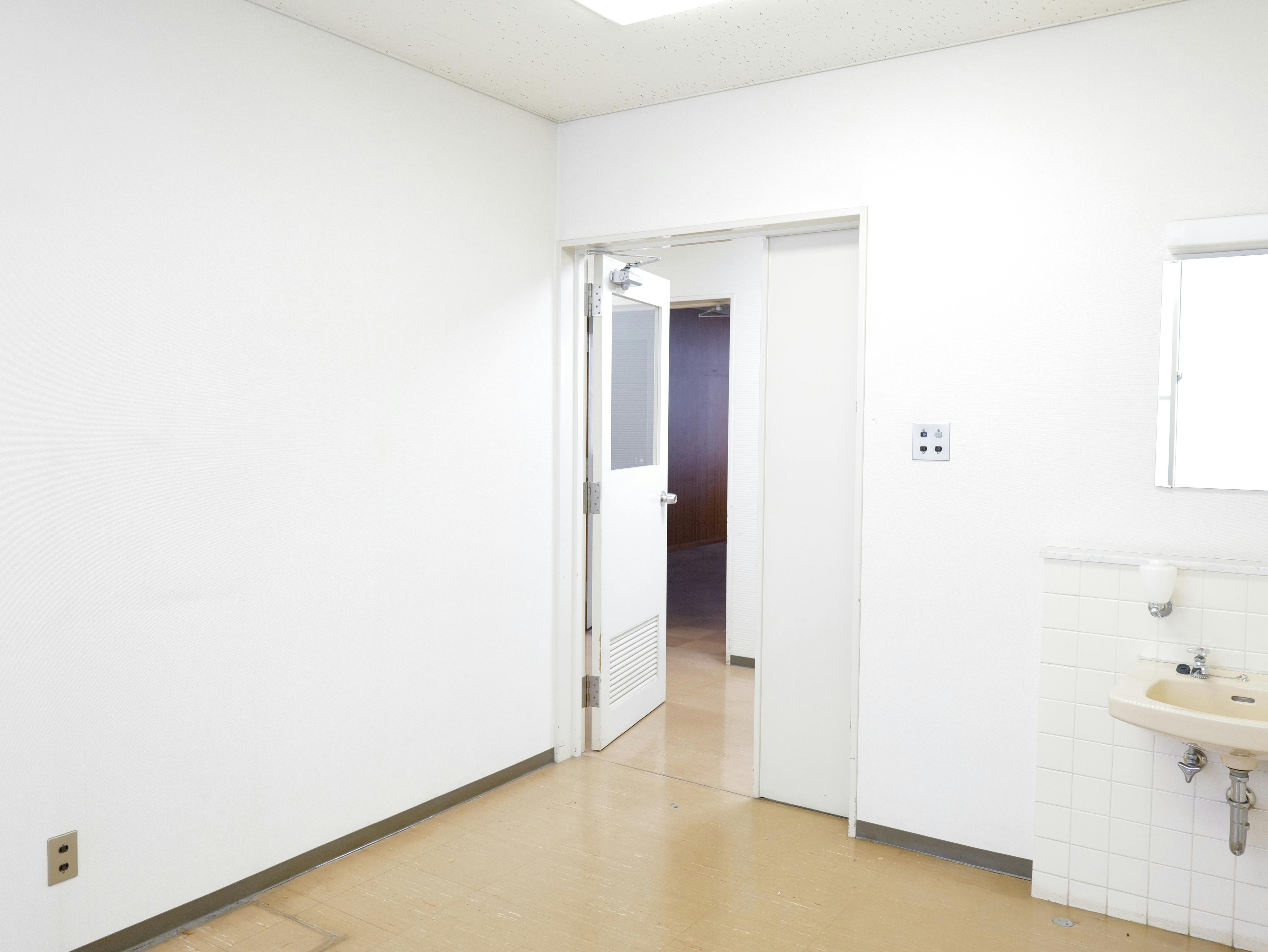 【飯田橋駅2分】撮影やイベントに最適な学校跡地のレンタルスペース（1F面接室）の画像