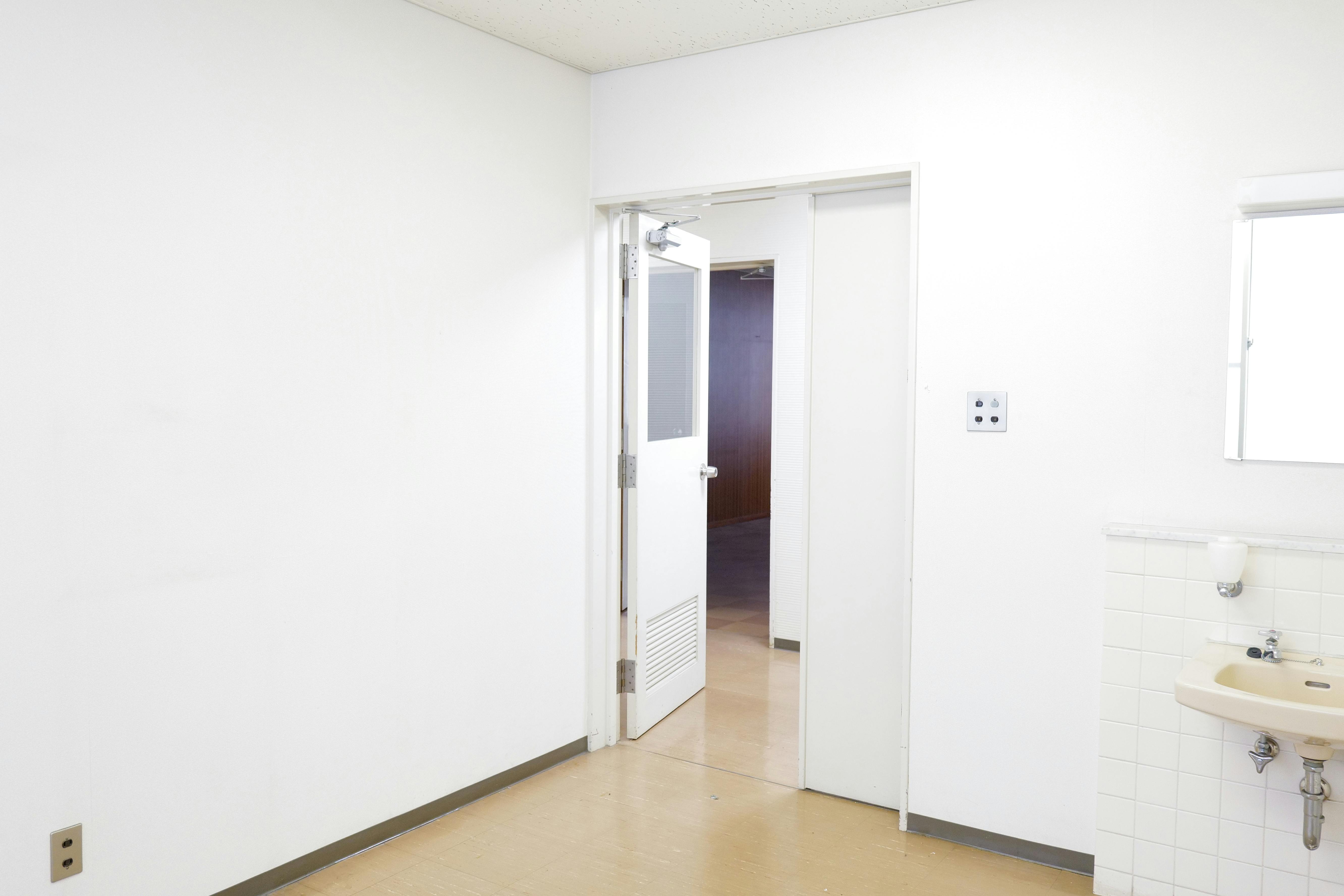 【飯田橋駅2分】撮影やイベントに最適な学校跡地のレンタルスペース(1F面接室)