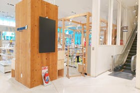 【神戸マルイ】1階カレンダリウムD07【物販・PR】エスカレーター横の好立地。専用什器やデジタルサイネージを完備。物販、体験ワークショップ、プロモーションなどに最適なスペースです。※最低利用日数7日間